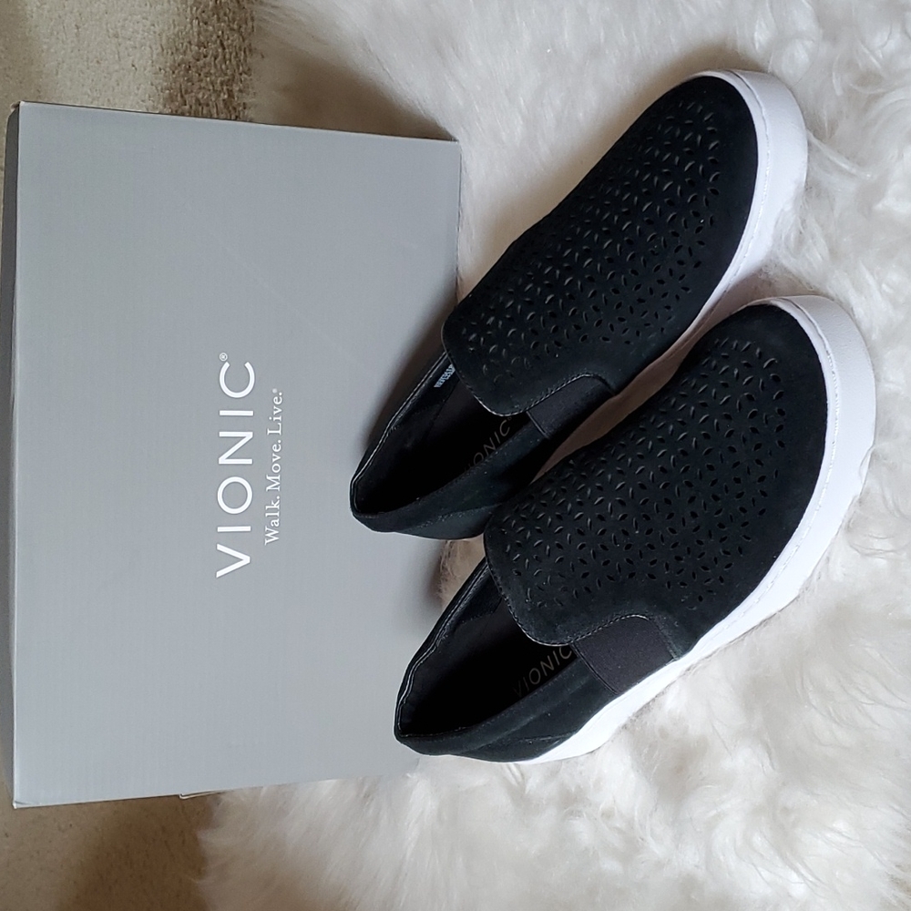 Vionic Kani Style Shoes in Black Color